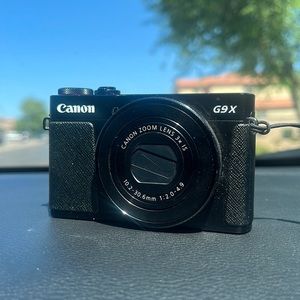 Canon camera, quality good. No scratches not broken either.